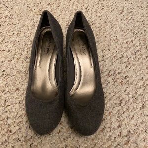 Size 7 gray pumps